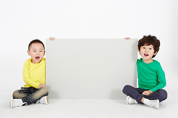 포토 JPG 전신 남자 어린이 안내 프레임 실내 사람 동양인 두명 앞모습 친구 유치원생 한국인 알림 가부좌 남자만 어린이만 소년만 국내포토 뷰포인트 관계 앉기 인종 내부 파일형식