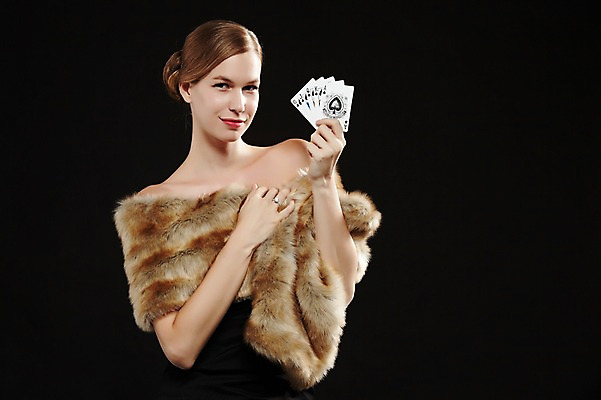 포토 JPG 스튜디오촬영 서양인 외국인 백인 해외기획촬영 원피스 여자 2013년태국 컬러 모션 실내 한명 서기 미소 들기 사람 상반신 20대 성인 앞모습 검은색 펼침 게임 트럼프 고급 도박 모피 카지노 딜러 여자만 여자한명만 성인여자만 청년만 청년여자만 성인한명만 청년여자한명만 성인여자한명만 성인만 국내포토 1 옷 뷰포인트 컨셉 놀이 표정 인종 청년 내부 놀이용품 파일형식