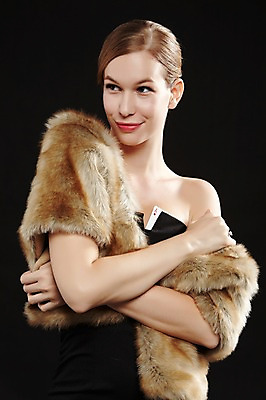 포토 JPG 스튜디오촬영 서양인 외국인 백인 해외기획촬영 원피스 여자 2013년태국 컬러 모션 실내 한명 서기 미소 사람 상반신 20대 성인 앞모습 검은색 게임 트럼프 고급 도박 모피 카지노 딜러 숨김 여자만 여자한명만 성인여자만 청년만 청년여자만 성인한명만 청년여자한명만 성인여자한명만 성인만 국내포토 1 옷 뷰포인트 컨셉 놀이 표정 인종 청년 내부 놀이용품 파일형식