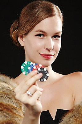 포토 JPG 스튜디오촬영 서양인 외국인 백인 해외기획촬영 원피스 여자 2013년태국 컬러 모션 실내 한명 서기 미소 들기 사람 상반신 20대 성인 앞모습 검은색 게임 고급 도박 모피 카지노 딜러 여자만 여자한명만 성인여자만 청년만 청년여자만 성인한명만 청년여자한명만 성인여자한명만 성인만 국내포토 놀이칩 1 옷 뷰포인트 컨셉 놀이 표정 인종 청년 내부 놀이용품 파일형식