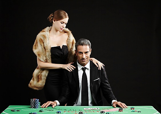 포토 JPG 스튜디오촬영 서양인 외국인 백인 해외기획촬영 원피스 여자 남자 2013년태국 컬러 중년 모션 실내 서기 미소 사람 앉기 정장 상반신 20대 성인 두명 검은색 게임 트럼프 고급 도박 모피 카지노 딜러 성인만 국내포토 놀이칩 옷 컨셉 놀이 표정 인종 청년 내부 놀이용품 파일형식