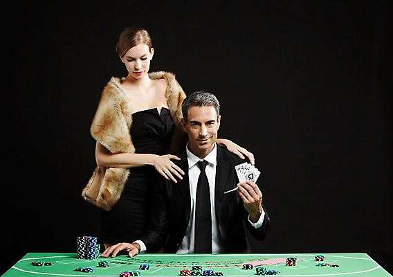 포토 JPG 스튜디오촬영 서양인 외국인 백인 해외기획촬영 원피스 여자 남자 2013년태국 컬러 중년 모션 실내 서기 미소 들기 사람 앉기 정장 손짓 상반신 20대 성인 두명 앞모습 손들기 검은색 게임 트럼프 고급 도박 모피 카지노 딜러 성인만 국내포토 놀이칩 옷 뷰포인트 컨셉 놀이 표정 인종 청년 내부 놀이용품 파일형식