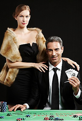 포토 JPG 스튜디오촬영 서양인 외국인 백인 해외기획촬영 원피스 여자 남자 2013년태국 컬러 중년 모션 실내 서기 미소 들기 사람 앉기 정장 상반신 20대 성인 두명 앞모습 손들기 검은색 게임 트럼프 고급 도박 모피 카지노 딜러 성인만 국내포토 놀이칩 옷 뷰포인트 컨셉 놀이 표정 인종 청년 내부 놀이용품 파일형식