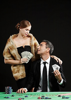 포토 JPG 스튜디오촬영 서양인 외국인 백인 해외기획촬영 원피스 여자 남자 2013년태국 컬러 중년 돈 모션 실내 서기 미소 들기 사람 앉기 정장 상반신 20대 성인 두명 앞모습 마주보기 달러 검은색 게임 트럼프 고급 도박 모피 카지노 딜러 성인만 국내포토 놀이칩 옷 뷰포인트 컨셉 놀이 표정 인종 청년 내부 놀이용품 재산 파일형식