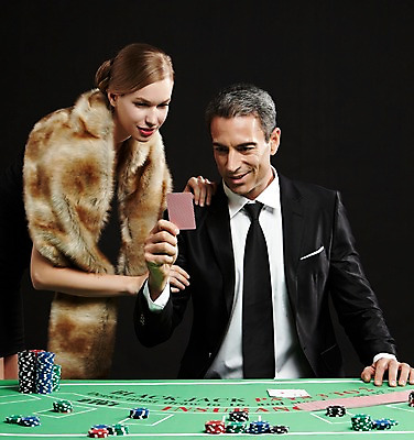 포토 JPG 스튜디오촬영 서양인 외국인 백인 해외기획촬영 응시 원피스 여자 남자 2013년태국 컬러 40대 중년 모션 실내 서기 미소 들기 사람 앉기 정장 상반신 20대 성인 두명 손들기 게임 트럼프 고급 도박 모피 카지노 딜러 성인만 국내포토 놀이칩 시선 옷 컨셉 놀이 표정 인종 청년 내부 놀이용품 파일형식