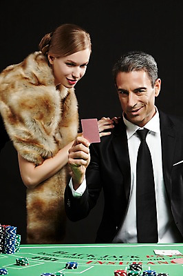 포토 JPG 스튜디오촬영 서양인 외국인 백인 해외기획촬영 응시 원피스 여자 남자 2013년태국 컬러 중년 모션 실내 서기 미소 들기 사람 앉기 정장 상반신 20대 성인 두명 검은색 게임 트럼프 고급 도박 모피 카지노 딜러 성인만 국내포토 놀이칩 시선 옷 컨셉 놀이 표정 인종 청년 내부 놀이용품 파일형식