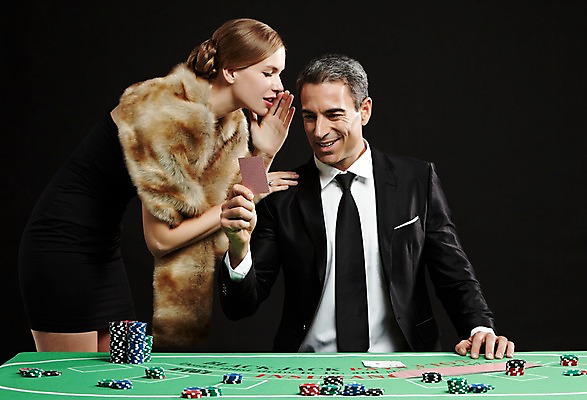 포토 JPG 스튜디오촬영 서양인 외국인 백인 해외기획촬영 원피스 여자 남자 2013년태국 컬러 중년 모션 실내 서기 미소 들기 사람 앉기 정장 상반신 20대 성인 두명 손들기 검은색 게임 트럼프 고급 도박 귓속말 모피 카지노 딜러 성인만 국내포토 놀이칩 옷 컨셉 놀이 표정 인종 청년 내부 놀이용품 파일형식