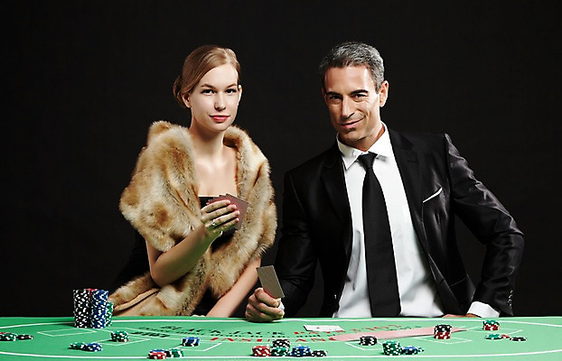 포토 JPG 스튜디오촬영 서양인 외국인 백인 해외기획촬영 원피스 여자 남자 2013년태국 컬러 중년 모션 실내 미소 들기 사람 앉기 정장 상반신 20대 성인 두명 검은색 게임 트럼프 고급 도박 모피 카지노 딜러 성인만 국내포토 놀이칩 옷 컨셉 놀이 표정 인종 청년 내부 놀이용품 파일형식