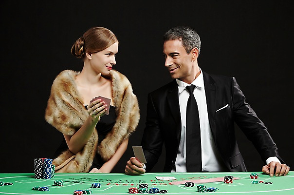 포토 JPG 스튜디오촬영 서양인 외국인 백인 해외기획촬영 원피스 여자 남자 2013년태국 컬러 중년 모션 실내 미소 사람 앉기 정장 상반신 20대 성인 두명 앞모습 마주보기 검은색 게임 트럼프 고급 도박 모피 카지노 딜러 성인만 국내포토 놀이칩 옷 뷰포인트 컨셉 놀이 표정 인종 청년 내부 놀이용품 파일형식