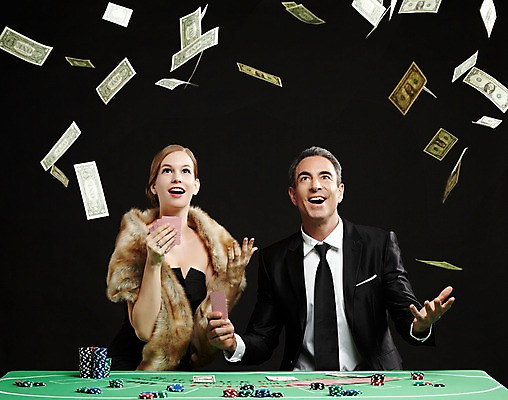 포토 JPG 스튜디오촬영 서양인 외국인 백인 해외기획촬영 원피스 여자 남자 2013년태국 컬러 중년 돈 모션 실내 미소 사람 앉기 정장 상반신 20대 성인 두명 달러 검은색 게임 트럼프 고급 도박 모피 카지노 딜러 돈벼락 성인만 국내포토 놀이칩 옷 컨셉 놀이 표정 인종 청년 내부 놀이용품 재산 파일형식