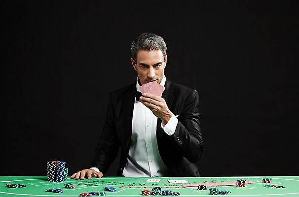 포토 JPG 스튜디오촬영 서양인 외국인 백인 해외기획촬영 남자 2013년태국 컬러 중년 모션 실내 한명 들기 사람 앉기 정장 상반신 성인 검은색 게임 트럼프 고급 도박 카지노 딜러 남자만 남자한명만 성인남자만 성인한명만 성인남자한명만 중년만 중년남자만 중년남자한명만 성인만 국내포토 놀이칩 1 옷 컨셉 놀이 인종 내부 놀이용품 파일형식