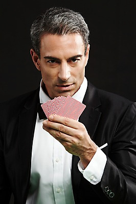 포토 JPG 스튜디오촬영 서양인 외국인 백인 해외기획촬영 남자 2013년태국 컬러 중년 모션 실내 한명 들기 사람 앉기 정장 상반신 성인 앞모습 검은색 게임 트럼프 고급 도박 카지노 딜러 남자만 남자한명만 성인남자만 성인한명만 성인남자한명만 중년만 중년남자만 중년남자한명만 성인만 국내포토 1 옷 뷰포인트 컨셉 놀이 인종 내부 놀이용품 파일형식