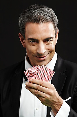 포토 JPG 스튜디오촬영 서양인 외국인 백인 해외기획촬영 남자 2013년태국 컬러 중년 모션 실내 한명 미소 들기 사람 앉기 정장 경기 상반신 성인 앞모습 검은색 게임 트럼프 고급 도박 카지노 딜러 남자만 남자한명만 성인남자만 성인한명만 성인남자한명만 중년만 중년남자만 중년남자한명만 성인만 국내포토 1 옷 스포츠 뷰포인트 컨셉 놀이 표정 인종 내부 놀이용품 파일형식