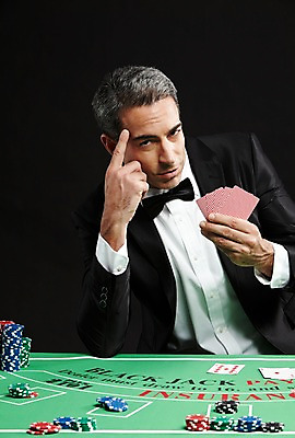 포토 JPG 스튜디오촬영 서양인 외국인 백인 해외기획촬영 남자 2013년태국 컬러 중년 모션 실내 한명 들기 사람 앉기 정장 손짓 상반신 성인 앞모습 검은색 게임 트럼프 고급 도박 카지노 딜러 남자만 남자한명만 성인남자만 성인한명만 성인남자한명만 중년만 중년남자만 중년남자한명만 성인만 국내포토 놀이칩 1 옷 뷰포인트 컨셉 놀이 인종 내부 놀이용품 파일형식