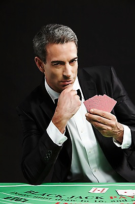 포토 JPG 스튜디오촬영 서양인 외국인 백인 해외기획촬영 남자 2013년태국 컬러 중년 모션 실내 한명 들기 사람 앉기 정장 상반신 성인 앞모습 검은색 턱괴기 게임 트럼프 고급 도박 카지노 딜러 남자만 남자한명만 성인남자만 성인한명만 성인남자한명만 중년만 중년남자만 중년남자한명만 성인만 국내포토 1 옷 뷰포인트 컨셉 놀이 인종 내부 놀이용품 파일형식