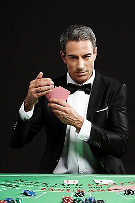 포토 JPG 스튜디오촬영 서양인 외국인 백인 해외기획촬영 남자 2013년태국 컬러 중년 모션 실내 한명 들기 사람 앉기 정장 손짓 상반신 성인 앞모습 검은색 게임 가림 트럼프 고급 도박 카지노 딜러 남자만 남자한명만 성인남자만 성인한명만 성인남자한명만 중년만 중년남자만 중년남자한명만 성인만 국내포토 놀이칩 1 옷 뷰포인트 컨셉 놀이 인종 내부 놀이용품 파일형식