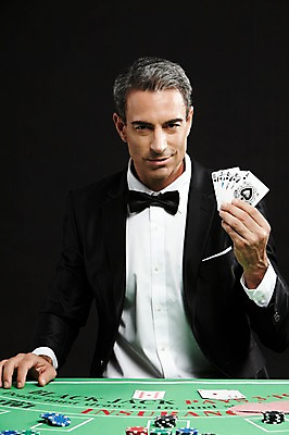 포토 JPG 스튜디오촬영 서양인 외국인 백인 해외기획촬영 남자 2013년태국 컬러 중년 모션 실내 한명 들기 사람 앉기 정장 상반신 성인 앞모습 검은색 게임 트럼프 고급 도박 카지노 딜러 비웃음 남자만 남자한명만 성인남자만 성인한명만 성인남자한명만 중년만 중년남자만 중년남자한명만 성인만 국내포토 놀이칩 1 옷 뷰포인트 컨셉 놀이 표정 인종 내부 놀이용품 파일형식