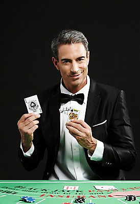 포토 JPG 스튜디오촬영 서양인 외국인 백인 해외기획촬영 남자 2013년태국 컬러 중년 모션 실내 한명 들기 사람 앉기 정장 상반신 성인 앞모습 검은색 게임 트럼프 고급 도박 카지노 딜러 비웃음 남자만 남자한명만 성인남자만 성인한명만 성인남자한명만 중년만 중년남자만 중년남자한명만 성인만 국내포토 놀이칩 1 옷 뷰포인트 컨셉 놀이 표정 인종 내부 놀이용품 파일형식