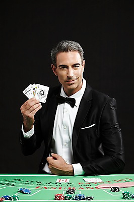 포토 JPG 스튜디오촬영 서양인 외국인 백인 해외기획촬영 남자 2013년태국 컬러 중년 모션 실내 한명 미소 들기 사람 앉기 정장 상반신 성인 앞모습 검은색 게임 트럼프 고급 도박 카지노 딜러 남자만 남자한명만 성인남자만 성인한명만 성인남자한명만 중년만 중년남자만 중년남자한명만 성인만 국내포토 놀이칩 1 옷 뷰포인트 컨셉 놀이 표정 인종 내부 놀이용품 파일형식