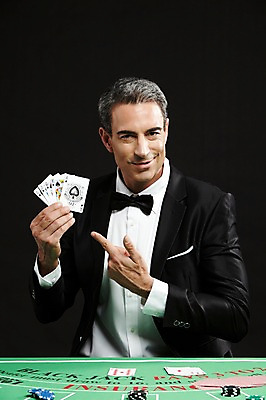 포토 JPG 스튜디오촬영 서양인 외국인 백인 해외기획촬영 남자 2013년태국 컬러 중년 모션 실내 한명 미소 들기 사람 앉기 정장 상반신 성인 앞모습 검은색 게임 가리킴 트럼프 고급 도박 카지노 딜러 남자만 남자한명만 성인남자만 성인한명만 성인남자한명만 중년만 중년남자만 중년남자한명만 성인만 국내포토 놀이칩 1 옷 뷰포인트 컨셉 놀이 표정 인종 손짓 내부 놀이용품 파일형식