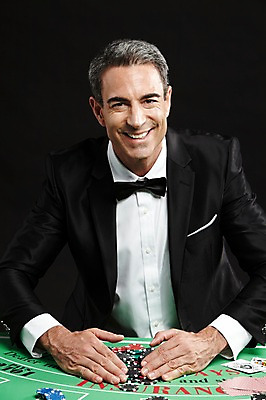 포토 JPG 스튜디오촬영 서양인 외국인 백인 해외기획촬영 남자 2013년태국 컬러 중년 모션 실내 한명 미소 사람 앉기 정장 상반신 성인 앞모습 검은색 게임 트럼프 고급 도박 수집 카지노 딜러 남자만 남자한명만 성인남자만 성인한명만 성인남자한명만 중년만 중년남자만 중년남자한명만 성인만 국내포토 놀이칩 1 옷 뷰포인트 컨셉 놀이 표정 인종 내부 놀이용품 파일형식