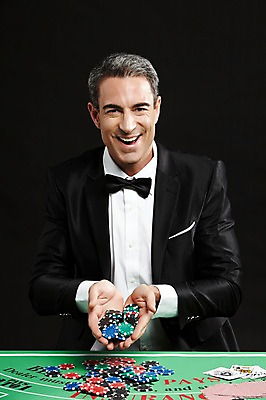 포토 JPG 스튜디오촬영 서양인 외국인 백인 해외기획촬영 남자 2013년태국 컬러 중년 모션 실내 한명 미소 들기 사람 앉기 정장 상반신 성인 앞모습 검은색 게임 트럼프 고급 도박 카지노 딜러 남자만 남자한명만 성인남자만 성인한명만 성인남자한명만 중년만 중년남자만 중년남자한명만 성인만 국내포토 놀이칩 1 옷 뷰포인트 컨셉 놀이 표정 인종 내부 놀이용품 파일형식