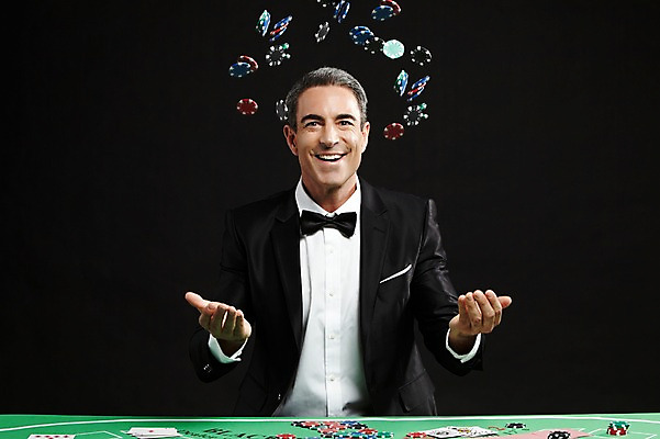 포토 JPG 스튜디오촬영 서양인 외국인 백인 해외기획촬영 남자 2013년태국 컬러 중년 모션 실내 한명 미소 사람 앉기 정장 상반신 성인 앞모습 검은색 게임 트럼프 던지기 고급 도박 카지노 딜러 남자만 남자한명만 성인남자만 성인한명만 성인남자한명만 중년만 중년남자만 중년남자한명만 성인만 국내포토 놀이칩 1 옷 뷰포인트 컨셉 놀이 표정 인종 내부 놀이용품 파일형식