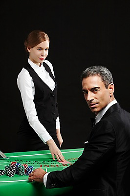 포토 JPG 스튜디오촬영 서양인 외국인 백인 해외기획촬영 여자 남자 2013년태국 컬러 중년 모션 실내 서기 사람 앉기 정장 상반신 20대 성인 두명 앞모습 뒷모습 검은색 게임 트럼프 뒤돌아보기 고급 도박 카지노 딜러 성인만 국내포토 놀이칩 옷 뷰포인트 컨셉 놀이 인종 청년 내부 놀이용품 파일형식