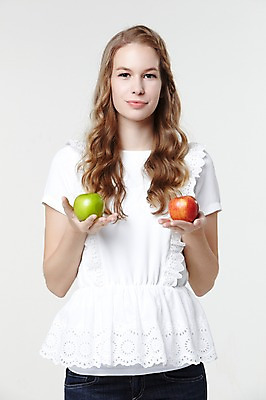 포토 JPG 스튜디오촬영 서양인 외국인 백인 해외기획촬영 긴머리 웰빙 여자 2013년태국 과일 모션 자연 실내 한명 서기 미소 들기 사람 상반신 20대 성인 앞모습 캐주얼 사과 여자만 여자한명만 성인여자만 청년만 청년여자만 성인한명만 청년여자한명만 성인여자한명만 성인만 국내포토 1 헤어스타일 옷 뷰포인트 표정 인종 청년 내부 생태계 파일형식