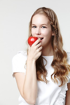 포토 JPG 스튜디오촬영 서양인 외국인 백인 해외기획촬영 긴머리 웰빙 여자 2013년태국 과일 모션 자연 실내 한명 서기 미소 들기 사람 상반신 20대 성인 앞모습 캐주얼 사과 먹기 여자만 여자한명만 성인여자만 청년만 청년여자만 성인한명만 청년여자한명만 성인여자한명만 성인만 국내포토 1 헤어스타일 옷 뷰포인트 표정 인종 청년 내부 생태계 파일형식