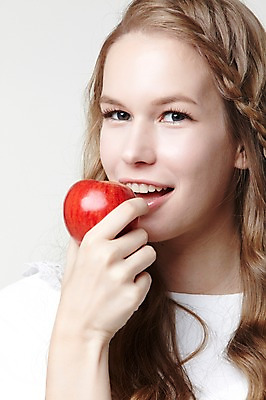 포토 JPG 스튜디오촬영 서양인 외국인 백인 해외기획촬영 긴머리 웰빙 여자 2013년태국 과일 모션 자연 실내 한명 서기 미소 들기 사람 상반신 20대 성인 앞모습 캐주얼 사과 먹기 여자만 여자한명만 성인여자만 청년만 청년여자만 성인한명만 청년여자한명만 성인여자한명만 성인만 국내포토 1 헤어스타일 옷 뷰포인트 표정 인종 청년 내부 생태계 파일형식