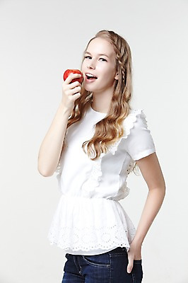 포토 JPG 스튜디오촬영 서양인 외국인 백인 해외기획촬영 긴머리 웰빙 여자 2013년태국 과일 모션 자연 실내 한명 서기 미소 들기 사람 상반신 20대 성인 앞모습 캐주얼 사과 먹기 여자만 여자한명만 성인여자만 청년만 청년여자만 성인한명만 청년여자한명만 성인여자한명만 성인만 국내포토 1 헤어스타일 옷 뷰포인트 표정 인종 청년 내부 생태계 파일형식