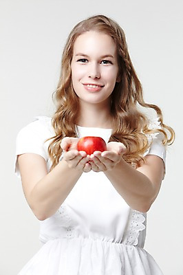 포토 JPG 스튜디오촬영 서양인 외국인 백인 해외기획촬영 긴머리 웰빙 여자 2013년태국 과일 모션 자연 실내 한명 서기 미소 들기 사람 상반신 20대 성인 앞모습 캐주얼 사과 주기 여자만 여자한명만 성인여자만 청년만 청년여자만 성인한명만 청년여자한명만 성인여자한명만 성인만 국내포토 1 헤어스타일 옷 뷰포인트 표정 인종 청년 내부 생태계 파일형식