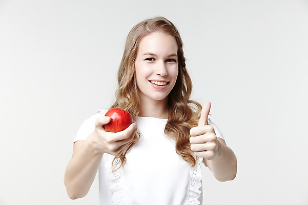 포토 JPG 스튜디오촬영 서양인 외국인 백인 해외기획촬영 긴머리 웰빙 여자 2013년태국 과일 모션 자연 실내 한명 서기 미소 들기 사람 손짓 상반신 20대 성인 앞모습 캐주얼 엄지손가락 최고 사과 여자만 여자한명만 성인여자만 청년만 청년여자만 성인한명만 청년여자한명만 성인여자한명만 성인만 국내포토 1 헤어스타일 옷 뷰포인트 손가락 표정 인종 청년 내부 생태계 파일형식