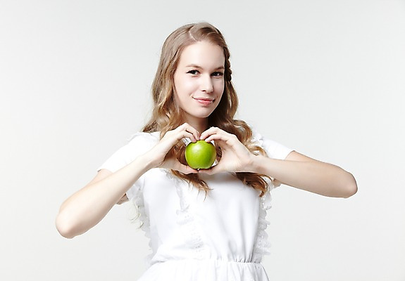 포토 JPG 스튜디오촬영 서양인 외국인 백인 해외기획촬영 긴머리 웰빙 여자 2013년태국 과일 모션 자연 실내 한명 서기 들기 사람 상반신 20대 성인 앞모습 캐주얼 하트 사과 여자만 여자한명만 성인여자만 청년만 청년여자만 성인한명만 청년여자한명만 성인여자한명만 성인만 국내포토 모양 1 헤어스타일 옷 뷰포인트 인종 청년 내부 생태계 파일형식