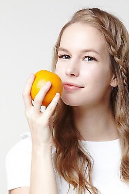 포토 JPG 스튜디오촬영 서양인 외국인 백인 해외기획촬영 긴머리 웰빙 여자 2013년태국 오렌지 과일 모션 자연 실내 한명 서기 미소 들기 사람 상반신 20대 성인 앞모습 캐주얼 여자만 여자한명만 성인여자만 청년만 청년여자만 성인한명만 청년여자한명만 성인여자한명만 성인만 국내포토 1 헤어스타일 옷 뷰포인트 표정 인종 청년 내부 생태계 파일형식