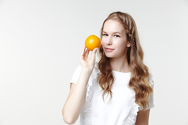 포토 JPG 스튜디오촬영 서양인 외국인 백인 해외기획촬영 긴머리 웰빙 여자 2013년태국 오렌지 과일 모션 자연 실내 한명 서기 미소 들기 사람 상반신 20대 성인 앞모습 캐주얼 여자만 여자한명만 성인여자만 청년만 청년여자만 성인한명만 청년여자한명만 성인여자한명만 성인만 국내포토 1 헤어스타일 옷 뷰포인트 표정 인종 청년 내부 생태계 파일형식