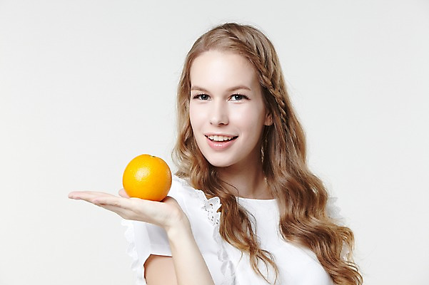 포토 JPG 스튜디오촬영 서양인 외국인 백인 해외기획촬영 긴머리 웰빙 여자 2013년태국 오렌지 과일 모션 자연 실내 한명 서기 미소 들기 사람 상반신 20대 성인 앞모습 캐주얼 여자만 여자한명만 성인여자만 청년만 청년여자만 성인한명만 청년여자한명만 성인여자한명만 성인만 국내포토 1 헤어스타일 옷 뷰포인트 표정 인종 청년 내부 생태계 파일형식