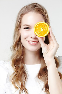 포토 JPG 스튜디오촬영 서양인 외국인 백인 해외기획촬영 긴머리 웰빙 여자 2013년태국 조각 오렌지 과일 모션 자연 실내 한명 서기 미소 들기 사람 상반신 20대 성인 앞모습 캐주얼 가림 여자만 여자한명만 성인여자만 청년만 청년여자만 성인한명만 청년여자한명만 성인여자한명만 성인만 국내포토 1 헤어스타일 옷 뷰포인트 표정 인종 청년 내부 생태계 파일형식