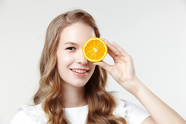 포토 JPG 스튜디오촬영 서양인 외국인 백인 해외기획촬영 긴머리 웰빙 여자 2013년태국 조각 오렌지 과일 모션 자연 실내 한명 서기 미소 들기 사람 상반신 20대 성인 앞모습 캐주얼 눈가림 사과 여자만 여자한명만 성인여자만 청년만 청년여자만 성인한명만 청년여자한명만 성인여자한명만 성인만 국내포토 1 헤어스타일 옷 뷰포인트 표정 인종 청년 내부 가림 생태계 파일형식