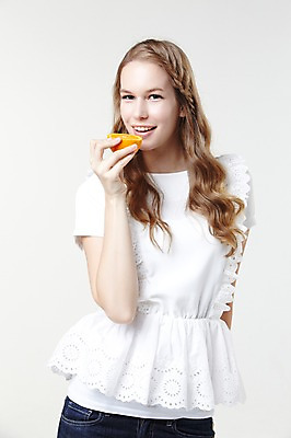 포토 JPG 스튜디오촬영 서양인 외국인 백인 해외기획촬영 긴머리 웰빙 여자 2013년태국 오렌지 과일 모션 자연 실내 한명 서기 미소 들기 사람 상반신 20대 성인 앞모습 캐주얼 먹기 여자만 여자한명만 성인여자만 청년만 청년여자만 성인한명만 청년여자한명만 성인여자한명만 성인만 국내포토 1 헤어스타일 옷 뷰포인트 표정 인종 청년 내부 생태계 파일형식