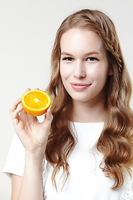 포토 JPG 스튜디오촬영 서양인 외국인 백인 해외기획촬영 긴머리 웰빙 여자 2013년태국 오렌지 과일 모션 자연 실내 한명 서기 미소 들기 사람 상반신 20대 성인 앞모습 캐주얼 여자만 여자한명만 성인여자만 청년만 청년여자만 성인한명만 청년여자한명만 성인여자한명만 성인만 국내포토 1 헤어스타일 옷 뷰포인트 표정 인종 청년 내부 생태계 파일형식