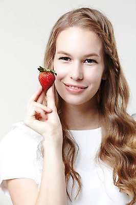 포토 JPG 스튜디오촬영 서양인 외국인 백인 해외기획촬영 긴머리 웰빙 여자 2013년태국 과일 모션 자연 딸기 실내 한명 서기 미소 들기 사람 상반신 20대 성인 앞모습 캐주얼 여자만 여자한명만 성인여자만 청년만 청년여자만 성인한명만 청년여자한명만 성인여자한명만 성인만 국내포토 1 헤어스타일 옷 뷰포인트 표정 인종 청년 내부 생태계 파일형식