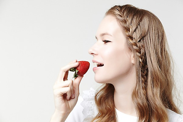 포토 JPG 스튜디오촬영 서양인 외국인 백인 해외기획촬영 긴머리 웰빙 여자 2013년태국 과일 모션 자연 딸기 실내 한명 서기 미소 들기 사람 상반신 20대 성인 앞모습 캐주얼 먹기 여자만 여자한명만 성인여자만 청년만 청년여자만 성인한명만 청년여자한명만 성인여자한명만 성인만 국내포토 1 헤어스타일 옷 뷰포인트 표정 인종 청년 내부 생태계 파일형식