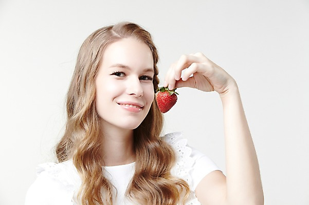 포토 JPG 스튜디오촬영 서양인 외국인 백인 해외기획촬영 긴머리 웰빙 여자 2013년태국 과일 모션 자연 딸기 실내 한명 서기 미소 들기 사람 상반신 20대 성인 앞모습 캐주얼 여자만 여자한명만 성인여자만 청년만 청년여자만 성인한명만 청년여자한명만 성인여자한명만 성인만 국내포토 1 헤어스타일 옷 뷰포인트 표정 인종 청년 내부 생태계 파일형식