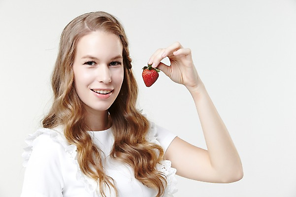 포토 JPG 스튜디오촬영 서양인 외국인 백인 해외기획촬영 긴머리 웰빙 여자 2013년태국 과일 모션 자연 딸기 실내 한명 서기 미소 들기 사람 상반신 20대 성인 앞모습 캐주얼 여자만 여자한명만 성인여자만 청년만 청년여자만 성인한명만 청년여자한명만 성인여자한명만 성인만 국내포토 1 헤어스타일 옷 뷰포인트 표정 인종 청년 내부 생태계 파일형식