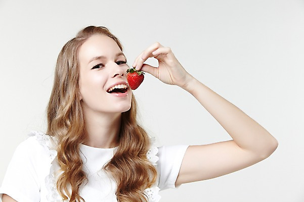 포토 JPG 스튜디오촬영 서양인 외국인 백인 해외기획촬영 긴머리 웰빙 여자 2013년태국 과일 모션 자연 딸기 실내 한명 서기 미소 들기 사람 상반신 20대 성인 앞모습 캐주얼 먹기 여자만 여자한명만 성인여자만 청년만 청년여자만 성인한명만 청년여자한명만 성인여자한명만 성인만 국내포토 1 헤어스타일 옷 뷰포인트 표정 인종 청년 내부 생태계 파일형식