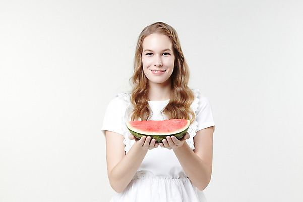 포토 JPG 스튜디오촬영 서양인 외국인 백인 해외기획촬영 긴머리 웰빙 여자 2013년태국 과일 모션 자연 여름음식 수박 실내 한명 서기 미소 들기 사람 상반신 20대 성인 앞모습 캐주얼 여자만 여자한명만 성인여자만 청년만 청년여자만 성인한명만 청년여자한명만 성인여자한명만 성인만 제철음식 제철과일 국내포토 1 헤어스타일 옷 음식 뷰포인트 표정 인종 청년 내부 생태계 제철 파일형식 여름_계절