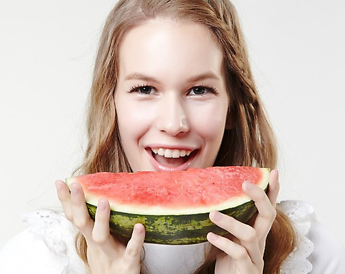 포토 JPG 스튜디오촬영 서양인 외국인 백인 해외기획촬영 긴머리 웰빙 여자 2013년태국 과일 모션 자연 여름음식 수박 실내 한명 서기 미소 들기 사람 상반신 20대 성인 앞모습 캐주얼 여자만 여자한명만 성인여자만 청년만 청년여자만 성인한명만 청년여자한명만 성인여자한명만 성인만 제철음식 제철과일 국내포토 1 헤어스타일 옷 음식 뷰포인트 표정 인종 청년 내부 생태계 제철 파일형식 여름_계절