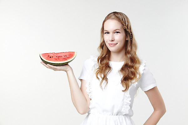 포토 JPG 스튜디오촬영 서양인 외국인 백인 해외기획촬영 긴머리 웰빙 여자 2013년태국 과일 모션 자연 여름음식 수박 실내 한명 서기 미소 들기 사람 상반신 20대 성인 앞모습 캐주얼 여자만 여자한명만 성인여자만 청년만 청년여자만 성인한명만 청년여자한명만 성인여자한명만 성인만 제철음식 제철과일 국내포토 1 헤어스타일 옷 음식 뷰포인트 표정 인종 청년 내부 생태계 제철 파일형식 여름_계절